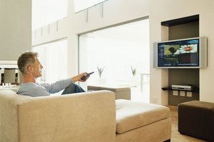 Un televisor de pantalla plana se puede montar en la pared o colocarse sobre un soporte de televisor.