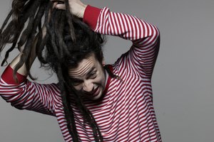 El champú para bebés no es ideal para lavarte las rastas.