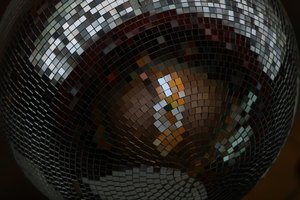 Hacer que gire una bola de discoteca no es un proceso complicado.