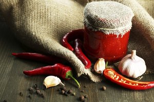 La salsa picante contiene pimientos que son altos en capsaicina, la sustancia química que crea el calor.