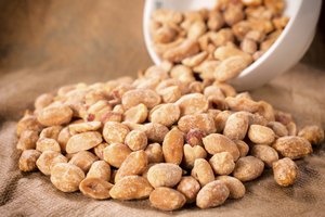 Cacahuetes tostados secos.