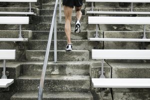Sube escaleras corriendo para amplificar tu quema de calorías y tu tonificación muscular.