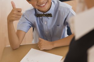 Cuando un padre alaba a un niño en respuesta a una calificación mediocre en una tarjeta de calificaciones o por llegar en el puesto 16 en una competición, se puede enviar el mensaje de que no tiene grandes expectativas del niño o que el niño no tiene que poner mucho esfuerzo en tener éxito.
