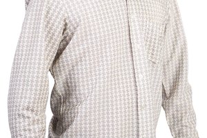 Una camisa que queda perfecta es apropiada para usar en ocasiones casuales y empresariales.