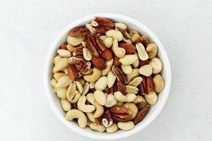 Come grasas saludables como bocadillos, por ejemplo nueces.