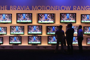 Sony comenzó a publicitar sus televisores de alta definición LCD como BRAVIA en el 2005.