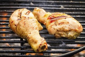 Piernas de pollo sobre una parrilla.