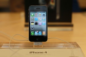 El iPhone 4 tiene dos cámaras, una frontal y otra trasera.