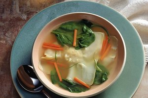 La sopa wonton es más baja en grasa y calorías que la sopa agridulce.