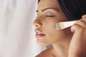 Los cosméticos pueden cubrir las manchas oscuras y la decoloración.