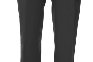 Plancha pliegues en tus pantalones para lograr una apariencia formal o profesional.