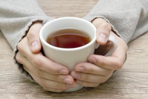 Mujer con una taza de té de Assam.