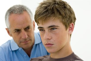 Dile a tu hijo con calma que deseas hablar con él cuando esté listo. Recuérdale que tú lo amas y estarás siempre allí para él y, luego, date la vuelta.