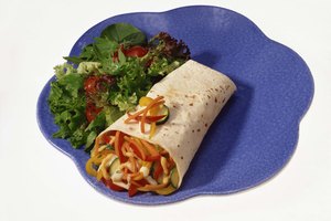 Evita los aderezos cremosos en tus burritos, también los crutones, totopos y wontons, ya que añadirán grasa y calorías innecesarias.