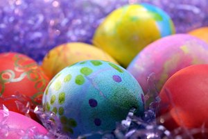 Celebra la pascua con una búsqueda de huevos de pascua para tu adolescente.