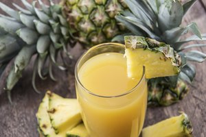 Un vaso de zumo de piña.