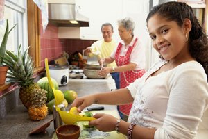 Hacer tu propio jugo hace que consumir las porciones recomendadas de frutas sea más fácil y conveniente.