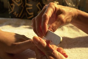 Las células cutáneas crecen y fortalecen las uñas después de recibir una manicura.