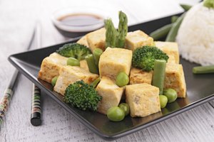 Plato de queso de soja cocido.