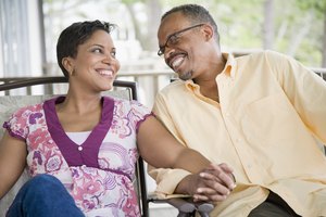 El comportamiento no verbal es un aspecto vital de la comunicación entre parejas.