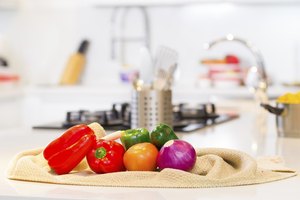Vegetales crudos en la encimera.
