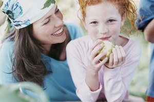 Elige frutas frescas, verduras, alimentos de granos integrales, pescado, carne de ave, carne de res, leche y huevos y usa el salero con moderación.