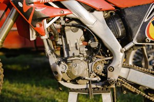 Busca el número de modelo de Briggs & Stratton en tu motor.
