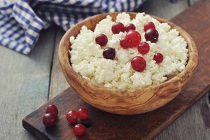 Queso cottage fresco con cerezas.