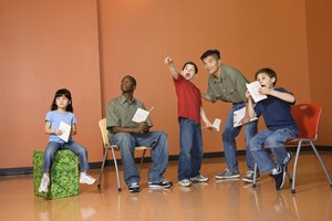 También los estudiantes mayores pueden aprender acerca de los estereotipos con juegos de rol.