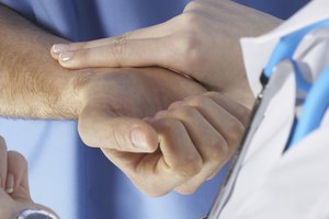 Un examen físico ayuda a diagnosticar la fibrilación auricular.