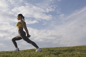 Las caminatas intensas son un ejercicio común para tonificar los muslos.