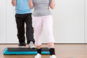 Utiliza un escalón como estación en tu clase de cardio.