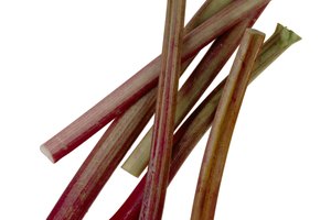 El ruibarbo es un ingrediente común en pasteles y tartas.