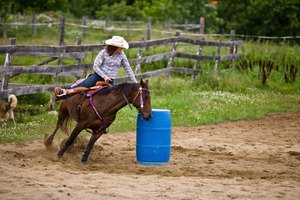 Los caballos están bien adaptados para las carreras de barriles, debido a sus poderosas patas traseras y la capacidad de cambiar de dirección rápidamente.