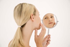 Los vellos faciales se producen tanto en hombres como en mujeres.