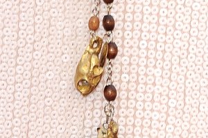 Detalle de un collar usado por la actriz Hayden Panetierre