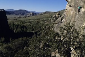 Existen muchas opciones de excursionismo y alpinismo en el parque Smith Rock State Park.