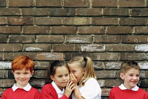 Planea actividades para enseñar a los niños acerca de los rumores.