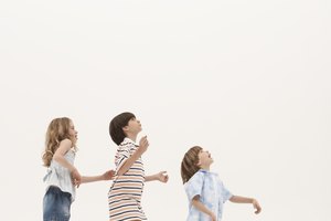 Las pelotas de playa son un colorido punto de atención para juegos infantiles.