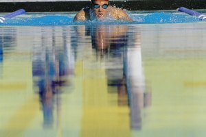 El alto consumo de calorías durante la natación lo hace un ejercicio efectivo para bajar de peso.