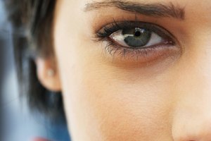 Combate los problemas de la piel en el contorno de ojos con productos probados.