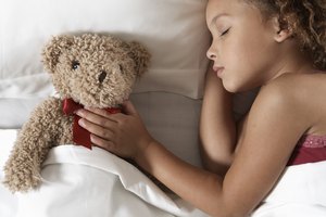 Si tus hijos se duermen demasiado temprano, utiliza actividades emocionantes para mantenerlos despiertos.