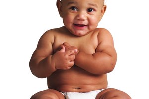 Mueve las piernas del bebé suavemente hacia adelante y hacia atrás en un movimiento en bicicleta para animar los movimientos de intestino.