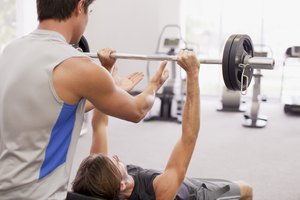 Entrena con pesas de manera progresiva.