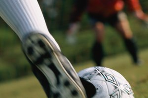 Los botines de fútbol pueden funcionar para jóvenes de softbol.