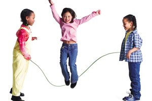 Los niños necesitan practicar para desarrollar habilidades motrices tanto finas como gruesas.