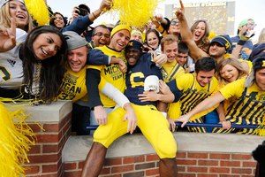 El fútbol americano colegial se encuentra entre los deportes estadounidenses más importantes con multitudes entusiastas en 2013.
