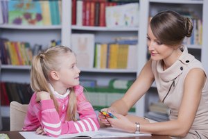 Una niña con su terapeuta.