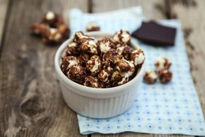 Palomitas de maíz con chocolate y mantequilla de maní.
