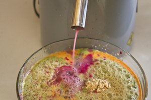 Haciendo jugo de vegetales.